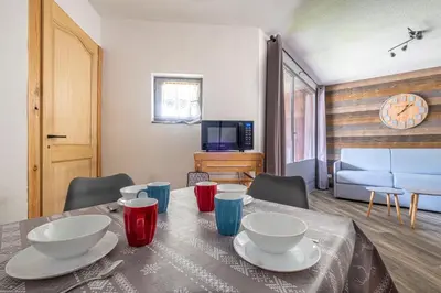 a living room with a table with red and blue cups at Superbe appartement avec parking gratuit en centre ville et aux pieds des pistes in Chamonix-Mont-Blanc