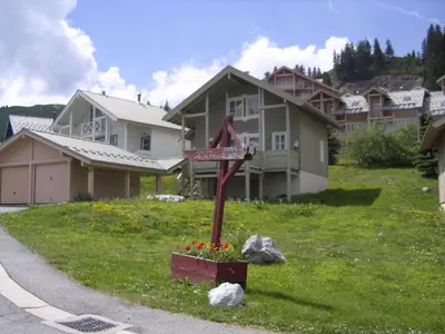 a street sign in front of a house at Chalet confortable à Flaine avec poêle et WIFI - FR-1-425-198 in Arâches-la-Frasse