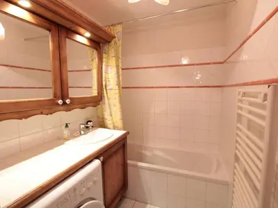 a bathroom with a sink and a tub at Appartement 3 pièces cabine, 6 pers, face au spa et au ski bus, proche pistes et commodités - FR-1-572-45 in Arâches-la-Frasse
