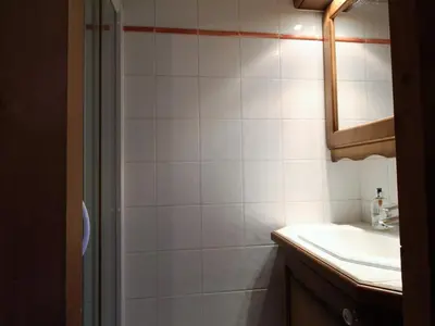 a white bathroom with a sink and a mirror at Appartement 3 pièces cabine, 6 pers, face au spa et au ski bus, proche pistes et commodités - FR-1-572-45 in Arâches-la-Frasse