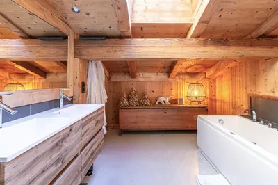a bathroom with two sinks and a bath tub at Chalet White Moon in Demi-Quartier