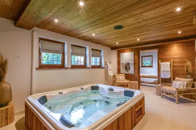 a jacuzzi tub in the middle of a room at Chalet White Moon in Demi-Quartier