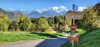 a street sign on a road with mountains in the background at SUPERBE DEMI CHALET LUXUEUX 120M² 8 Personnes à SALLANCHES. in Sallanches