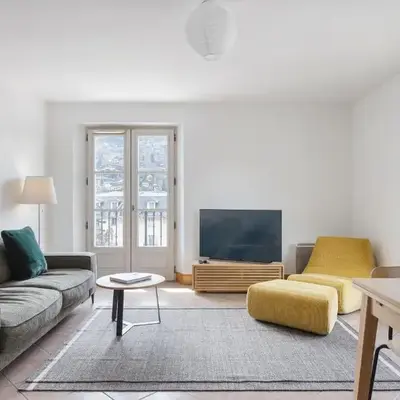 Conseil B - Chic 2BR City Center Apartment - Free Parking & Mountain View - By Cozee Rentals