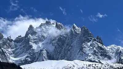 a blue router sitting on top of a wooden table at Le 41 du Lyret - Appartement type studio pour deux avec vue sur les Aiguilles dans Chamonix Centre in Chamonix-Mont-Blanc