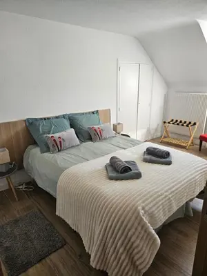a bedroom with a bed with two towels on it at Appartement hyper centre, idéal pour 4 pers possibilité 6 couchages in Chamonix-Mont-Blanc