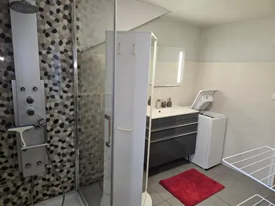 a bathroom with a shower and a sink at Appartement hyper centre, idéal pour 4 pers possibilité 6 couchages in Chamonix-Mont-Blanc