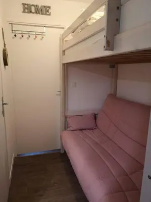 a pink bunk bed in a small room at Appartement rénové avec parking plein centre in Samoëns