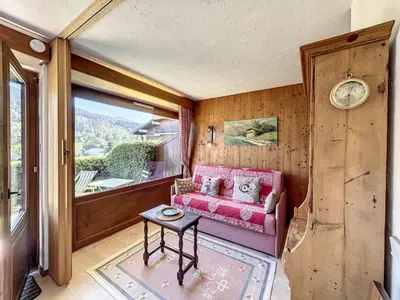 a living room with a pink couch and a window at Studio Cabine pour 4 Pers à Deux Pas du Domaine Evasion Megève - FR-1-560-104 in Demi-Quartier