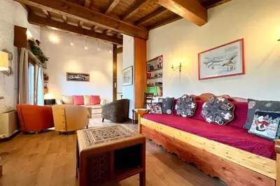 a living room with a wooden couch in a room at Évasion au Sommet in Combloux